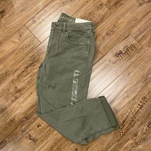 American Eagle Outfitter Tomgirl Super Stretch (Size 2 Short)